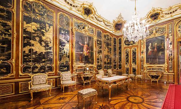 A photo of the inside of the Sch&#246;nbrunn Palace.